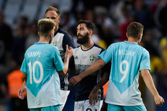 Sveriges Jimmy Durmaz tackar Sloveniens spelare