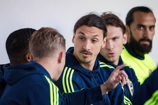 Sveriges Zlatan Ibrahimovic på bänken