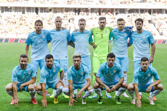 Sloveniens Aljaz Struna , målvakt Vid Belec Nejc Skubic ,
