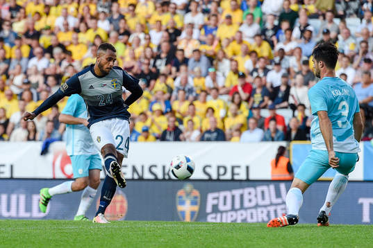 Sveriges Isaac Kiese Thelin med målchans
