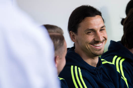 Sveriges Zlatan Ibrahimovic på bänken
