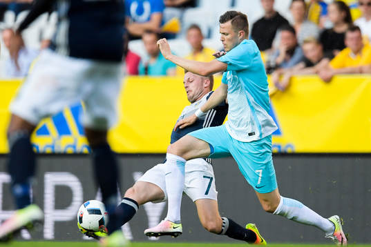 Sveriges Sebastian Larsson och Sloveniens Josip Ilicic