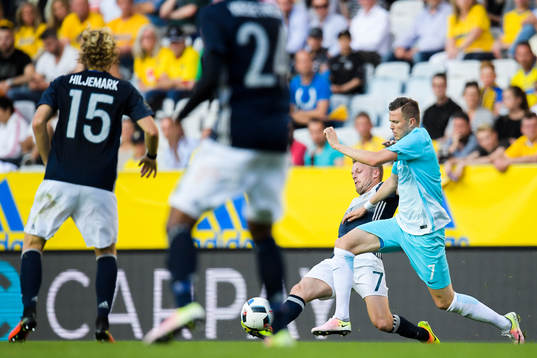 Sveriges Sebastian Larsson och Sloveniens Josip Ilicic
