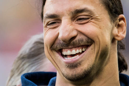 Sveriges Zlatan Ibrahimovic skrattar