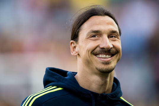 Sveriges Zlatan Ibrahimovic hyllas i halvtid