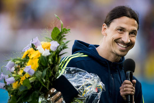 Sveriges Zlatan Ibrahimovic hyllas i halvtid