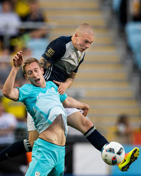 Sloveniens Robert Beric och Sveriges Victor Nilsson