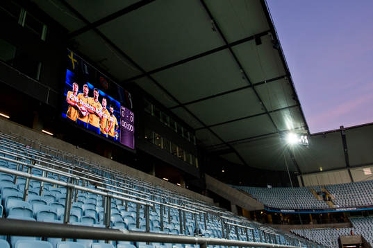 Tomma läktare och en resultattavla som säger "EM-festen