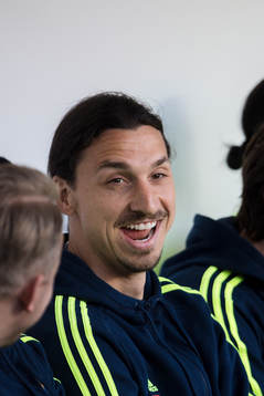 Sveriges Zlatan Ibrahimovic på bänken