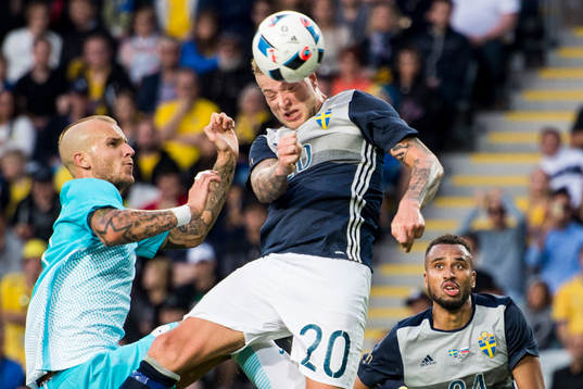 Sveriges John Guidetti med nickchans