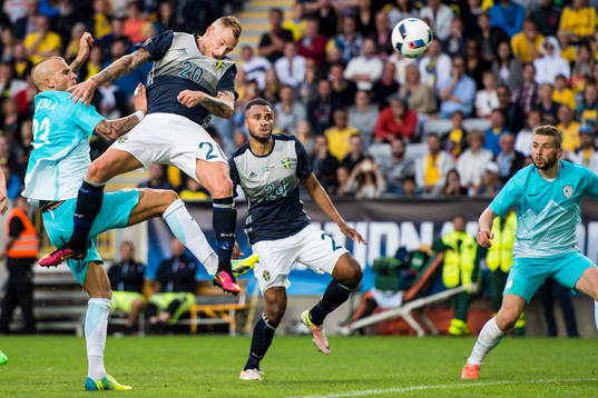 Sveriges John Guidetti med nickchans