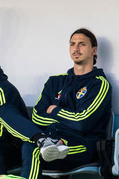 Sveriges Zlatan Ibrahimovic på bänken