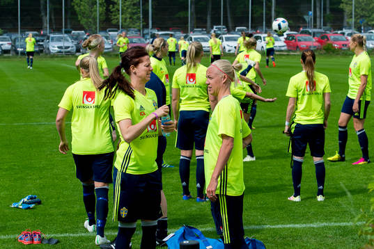 Sveriges Lotta Schelin och Caroline Seger