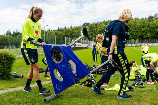 Linda Sembrant bär en träningscykel