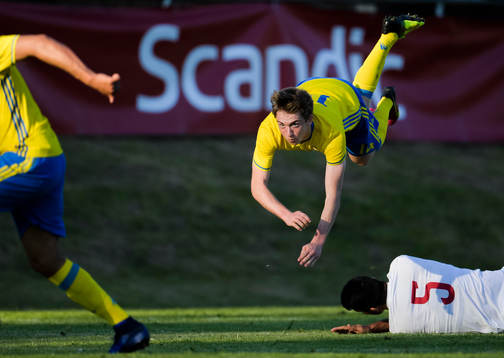 Sveriges Carl Johansson i en kamp mot Ungerns Tóth Bence