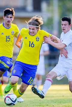 Sveriges Besard Sabovic och Viktor Gyökeres i en kamp mot