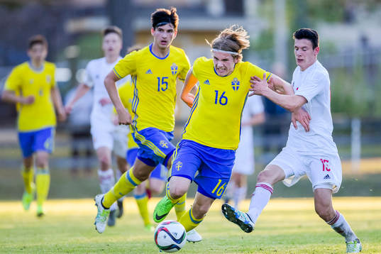 Sveriges Besard Sabovic och Viktor Gyökeres i en kamp mot