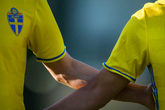 Två spelare håller om varandra