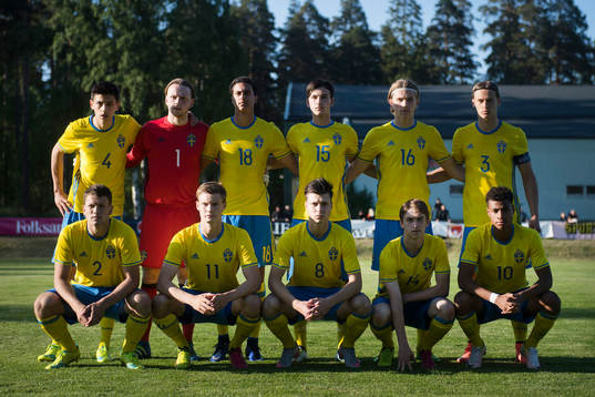 Sveriges spelare ställer upp för en lagbild