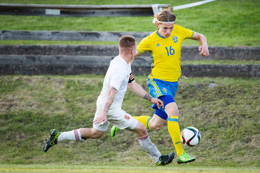 Sveriges Viktor Gyökeres tar sig förbi Ungerns Szalai