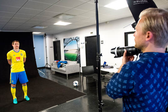 Sveriges Kim Källström fotograferas av Joel Marklund