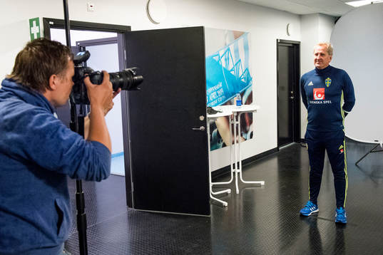 Sveriges förbundskapten Erik Hamrén fotograferas av