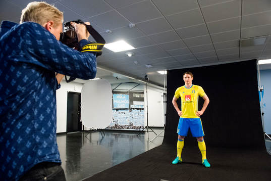 Sveriges Kim Källström fotograferas av Joel Marklund