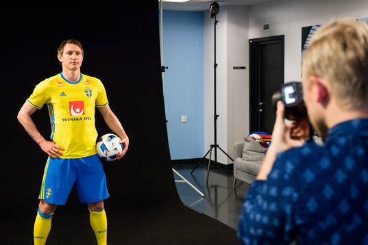 Sveriges Kim Källström fotograferas av Joel Marklund