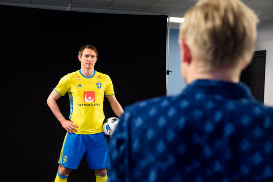 Sveriges Kim Källström fotograferas av Joel Marklund