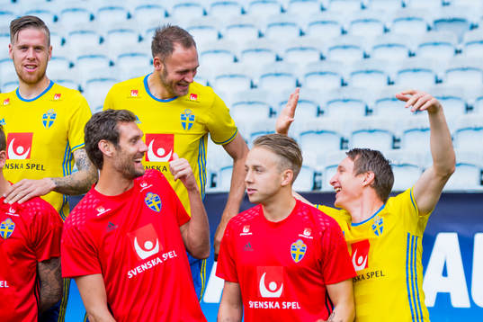 Sveriges Andreas Granqvist och Kim Källström gör high