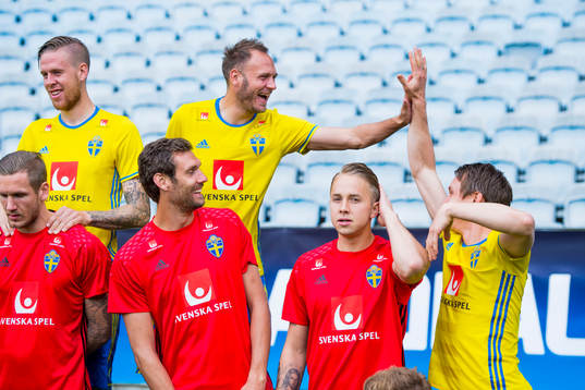 Sveriges Andreas Granqvist och Kim Källström gör high