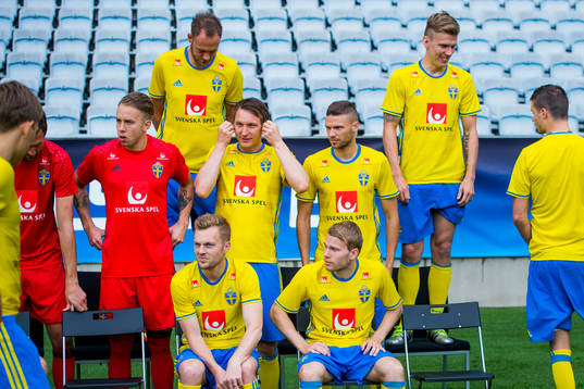 Sveriges Andreas Granqvist, målvakt Patrik Carlgren, Kim
