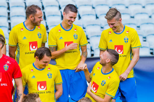 Sveriges Mikael Lustig och Marcus Berg skrattar med Pontus