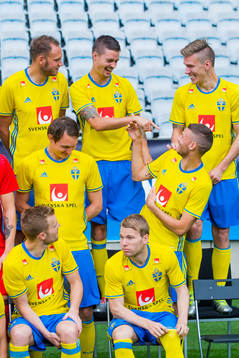 Sveriges Mikael Lustig och Marcus Berg skrattar med Pontus