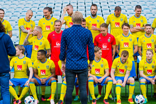 Svenska fotbollslandslaget ställer upp för en lagbild