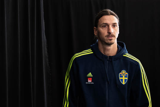 Sveriges Zlatan Ibrahimovic gör entré till en