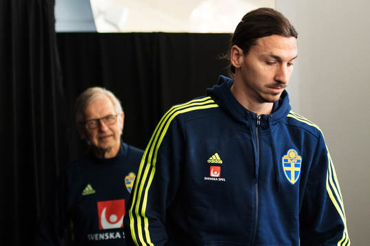 Sveriges Zlatan Ibrahimovic gör entré till en