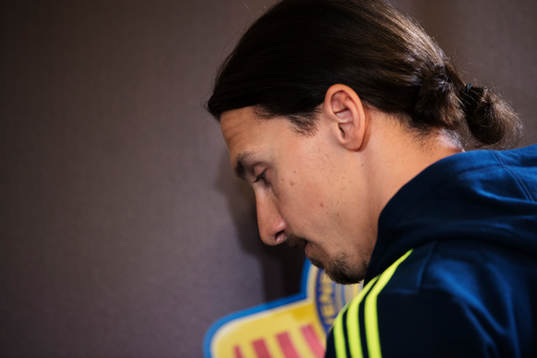 Sveriges Zlatan Ibrahimovic lämnar en presskonferens