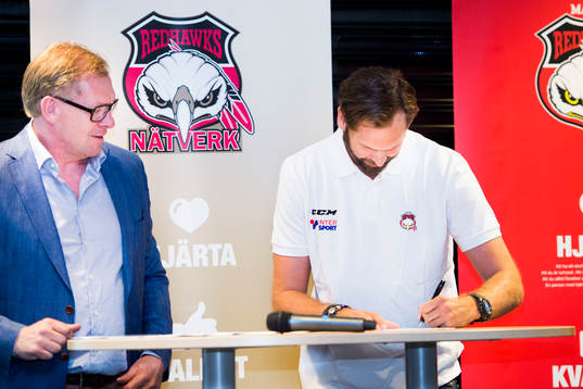 Sportchef Patrik Sylvegård tittar på när Cristopher