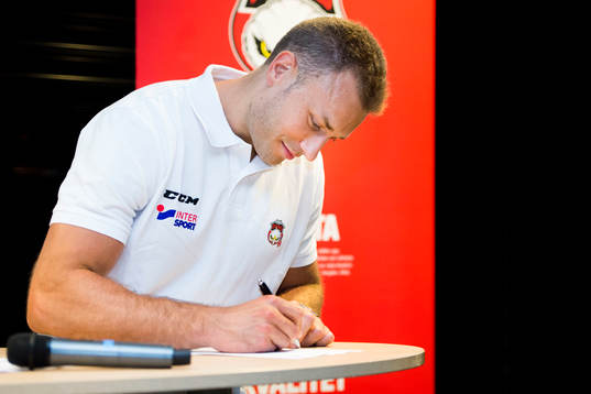 Fabian Brunnström signerar sitt kontrakt
