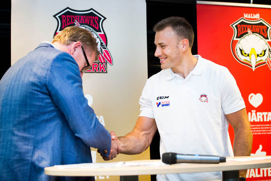 Malmö Redhawks sportchef Patrik Sylvegård skakar hand med