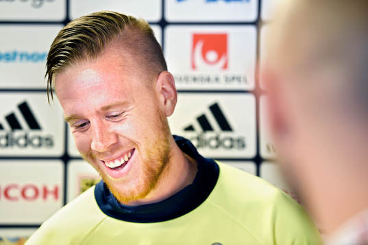Pontus Jansson pratar med media i mixed zone