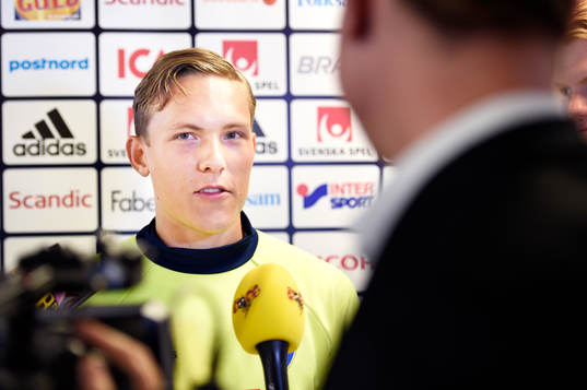Ludwig Augustinsosn pratar med media i mixed zone