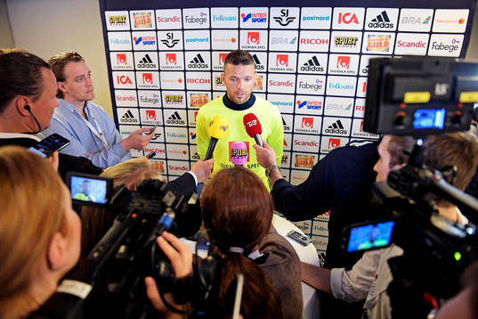 Marcus Berg pratar med media i mixed zone