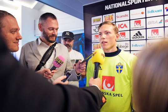 Ludwig Augustinsson pratar med media i mixed zone