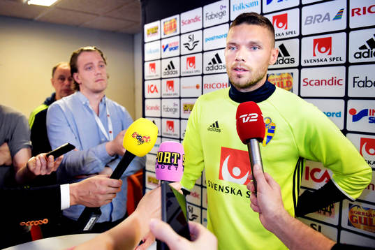 Marcus Berg pratar med media i mixed zone