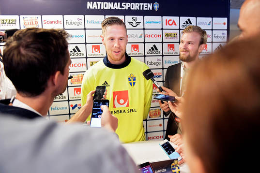 Pontus Jansson pratar med media i mixed zone