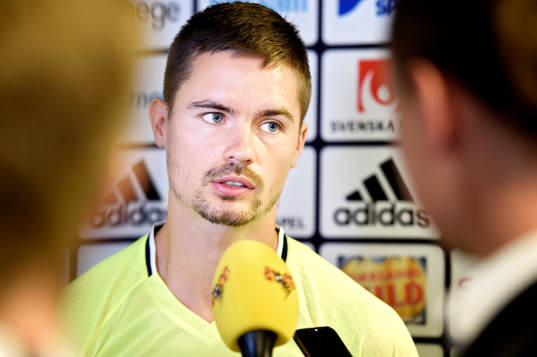 Mikael Lustig pratar med media i mixed zone