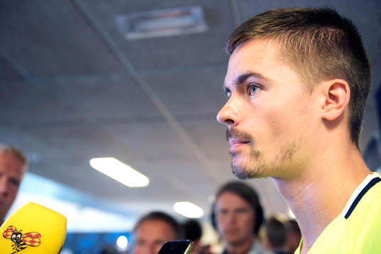 Mikael Lustig pratar med media i mixed zone