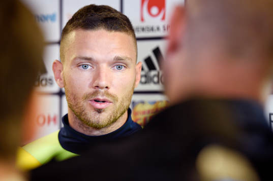 Marcus Berg pratar med media i mixed zone